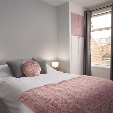 Lovely City Town House With Free Parking Sleeps 2 To 6 Guests Йорк Екстериор снимка