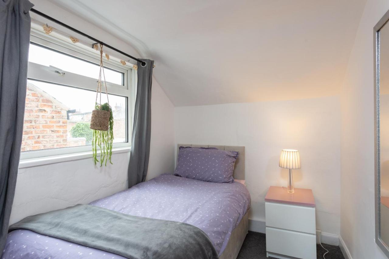 Lovely City Town House With Free Parking Sleeps 2 To 6 Guests Йорк Екстериор снимка